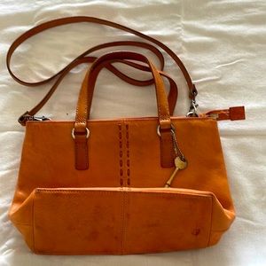 Fossil leather bag in an orange color. 3 full pockets. Good Condition